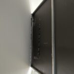 Bildhalterung aus Edelstahl für ein Zweiteiliges Gemälde über zwei Wände hinweg.
